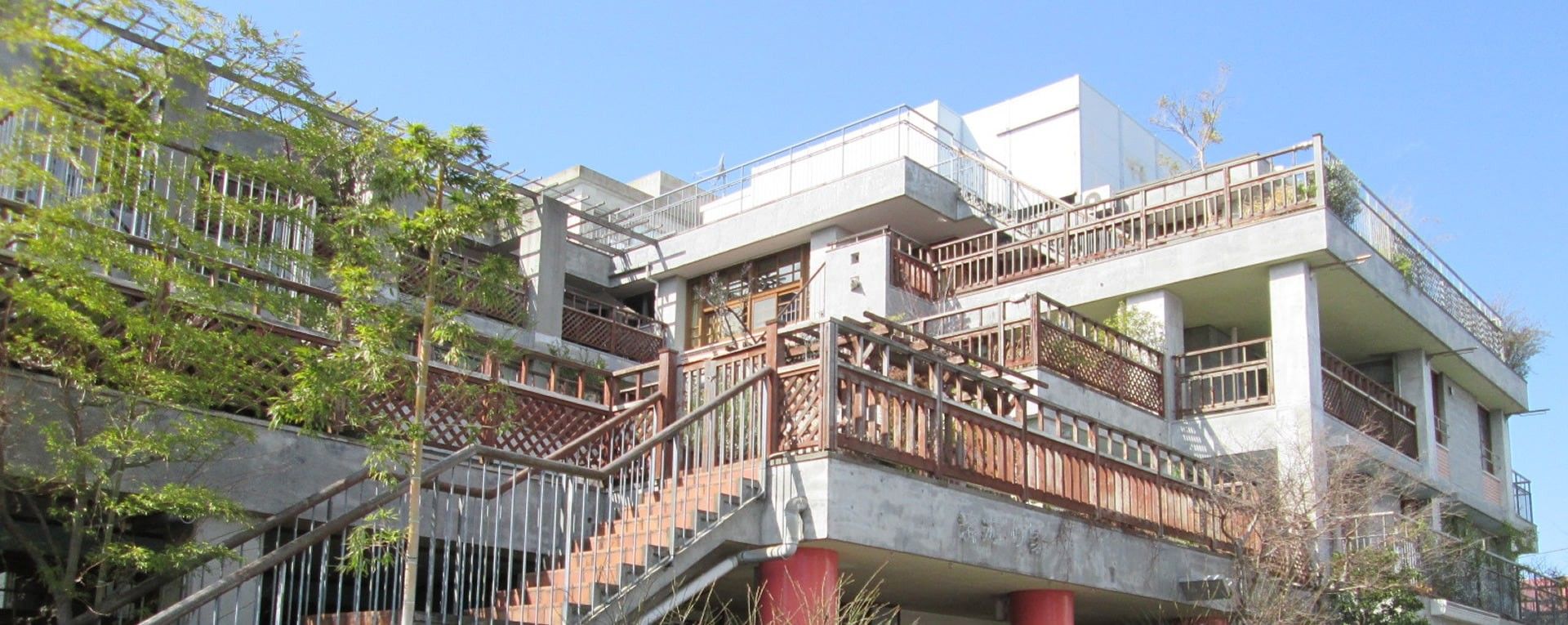 緑に囲まれた建物外観
