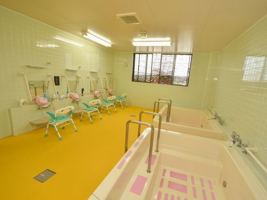 明るく広々とした浴室