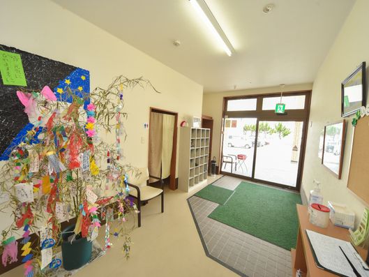 明るく広々とした玄関出入口