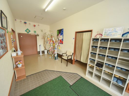 温か味のある玄関出入口スペース