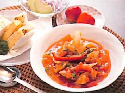 「いこいの里 唐津」のお食事。洋食料理に合わせて、炭水化物はパンを用意している。