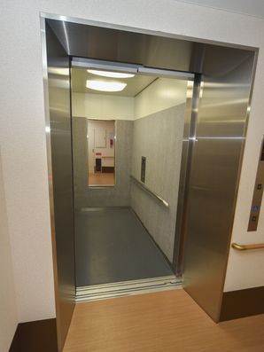 奥行のあるエレベーター内