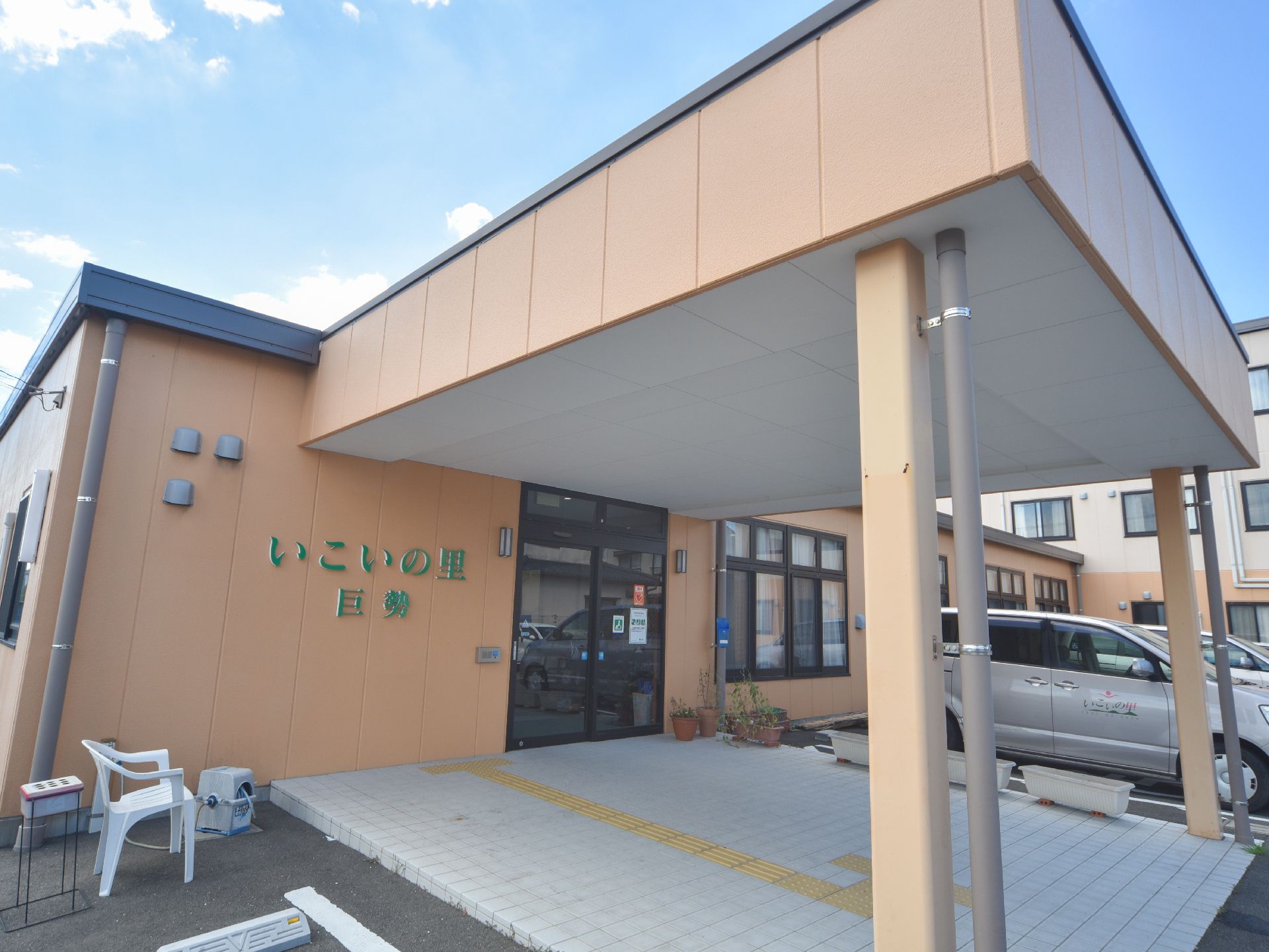 玄関の前には、点字ブロックがあり目が不自由でも安心。駐車場が玄関横にある。プランターがあり玄関の右側に置いてある。