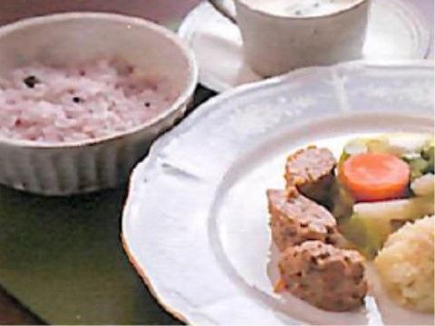 「いこいの里 巨勢」のお食事。体調の優れない日には、介護食や医療食を用意している。
