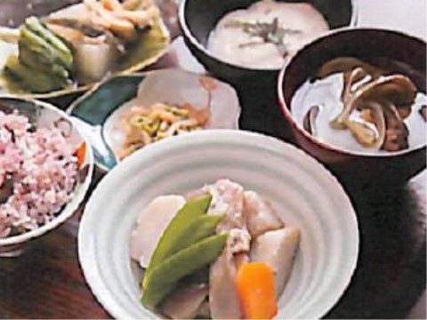 「いこいの里 巨勢」のお食事。和食を中心とした栄養が豊富な料理を用意しており、入居者様に一工夫している。