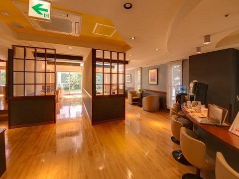 ホテルのホールのような、シックな色合いの広々とした玄関ホール