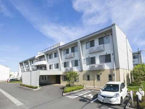 「プレミアムハートライフ千代田」の外観。駐車スペースを設けており、お車での来訪された方には無料駐車場を用意している。
