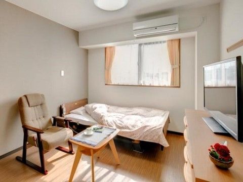 「プレミアムハートライフ千代田」の居室。白壁とフローリングがシンプルな居室空間を生み出し、快適で居心地の良い暮らしができる。