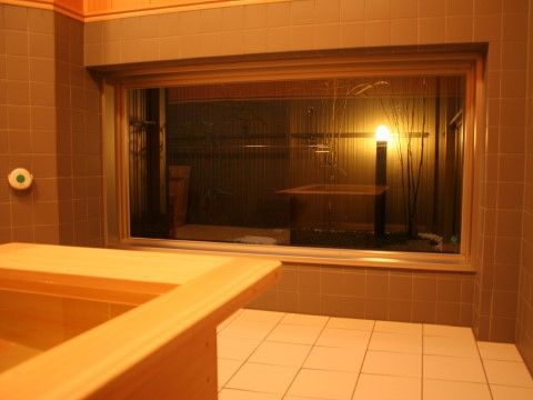 「プレミアムハートライフ千代田」の浴室。浴槽の床は滑りにくいタイルを採用し、周囲に介助手すりを設けている。