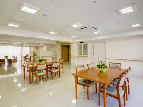 「プレミアムハートライフ千代田」の食堂。椅子には入居者様が手を置きやすい肘掛けを付けている。