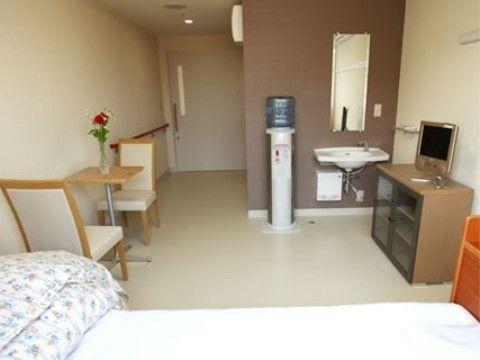 「プレミアムハートライフ千代田」の居室。トイレや洗面台は配置済みでされており、ミニデスクやソファーチェアも設置可能。