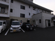 介護施設の外観と駐車場