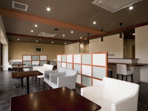 「プレミアムハートライフ小鹿公園前」のロビー。家族様や親戚の方と、過ごしやすいようロビーに待機スペースを設けている。