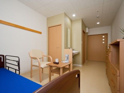 「プレミアムハートライフ小鹿公園前」の居室。シンプルなインテリアだけでなく、収納や洗面台、トイレと機能が豊富な1人部屋。