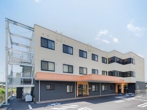 ハートライフ押切の外観。大きな駐車場を完備しておりますので、ご来訪時はお車でのお越しが可能です。