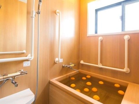 ハートライフ押切の檜風呂。季節に合わせたお風呂をご用意しております。日々の入浴を楽しんでいただけます。