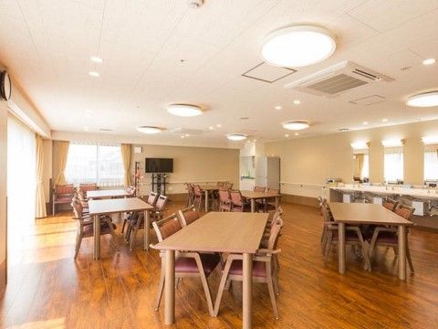 ハートライフ押切の食堂。日々多くの入居者様で賑わう、楽しいお食事風景となっております。