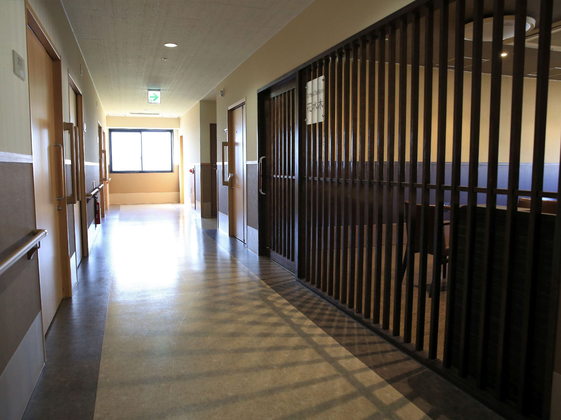 とても広くなっており、左側の壁には手すりが設置されている。正面の奥には腰高の窓があり、天井には誘導灯が取りつけられている。
