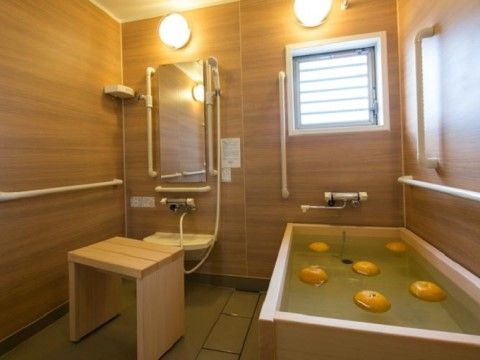ハートライフ高柳の檜風呂。大きな浴槽で手足を伸ばしながらゆっくりとご自宅のようにご入浴いただけます。
