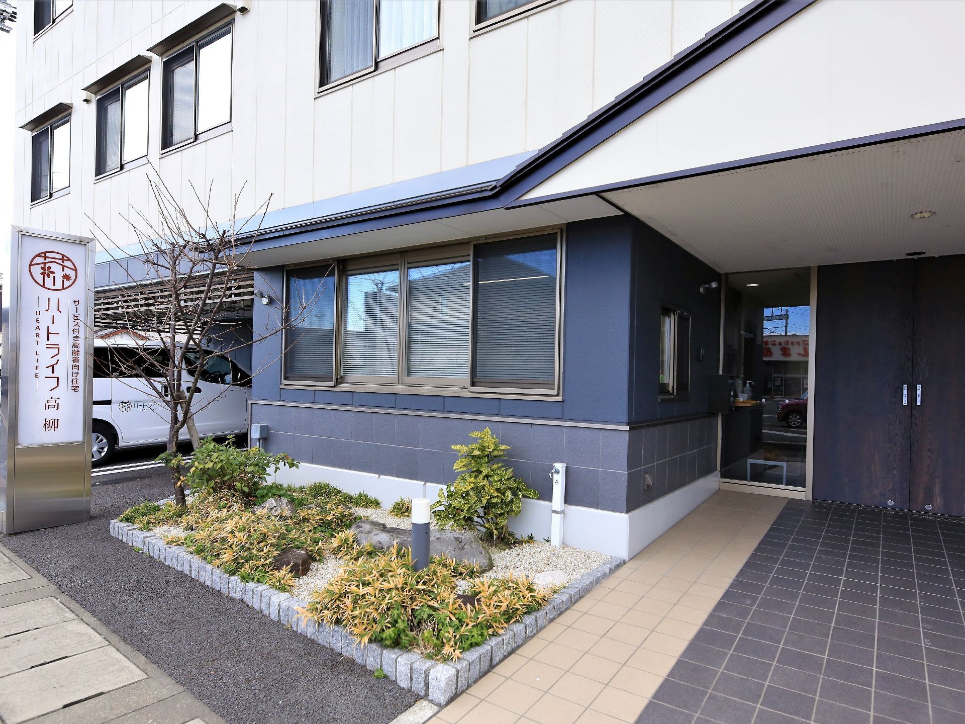 出入口には引分け式の自動ドアを採用している。またその両側のフィックス窓により採光を確保し明るい空間となっている。