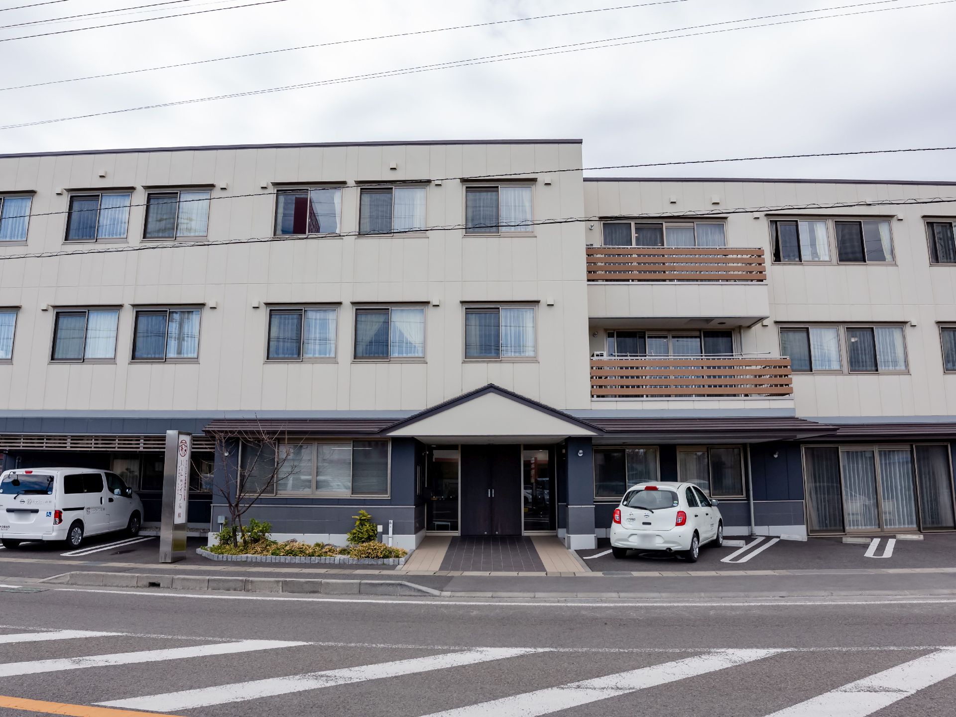 鉄筋コンクリート建ての施設である。淡いベージュ色と灰色のツートンカラーの外観で明るい雰囲気を醸し出している。