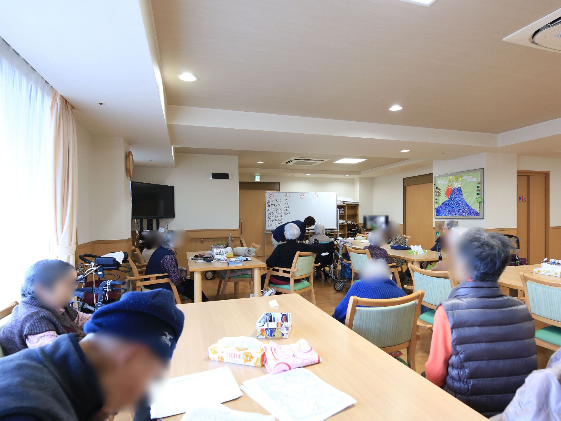 共有スペースの右側の壁には入居者様が共同で製作した切り絵を掲示している。迫力のある作品をいつでも見ることができる。