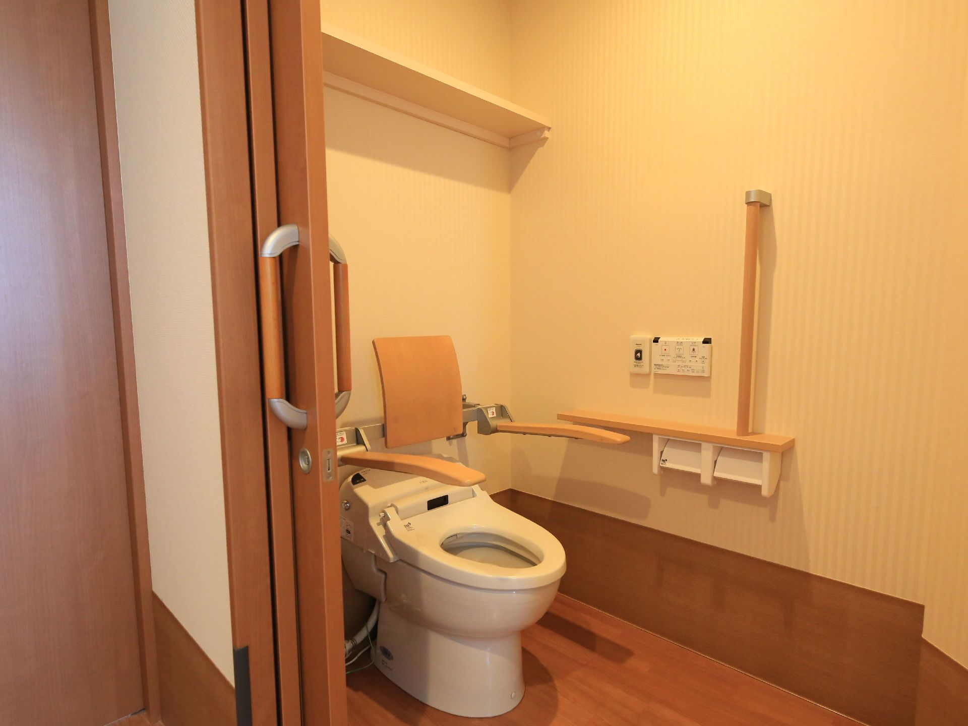 トイレの天井側には棚を設置している。トイレットペーパーなどの用品類を置くことができ、速やかに取り出すこともできる。