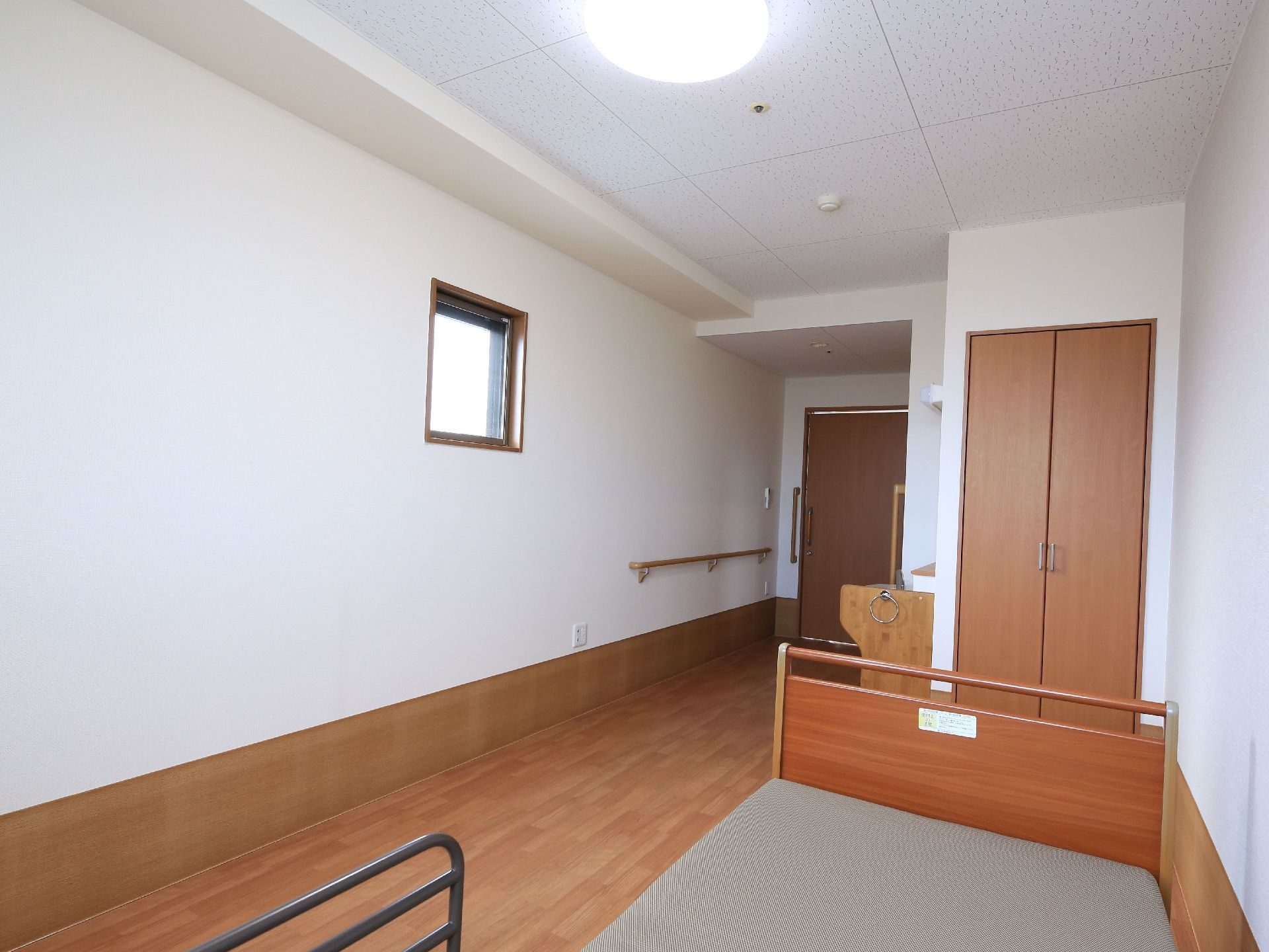 居室の手すりの近くにはコンセントを設置している。入居者様は掃除機などの家電をいつでも使用することができる。
