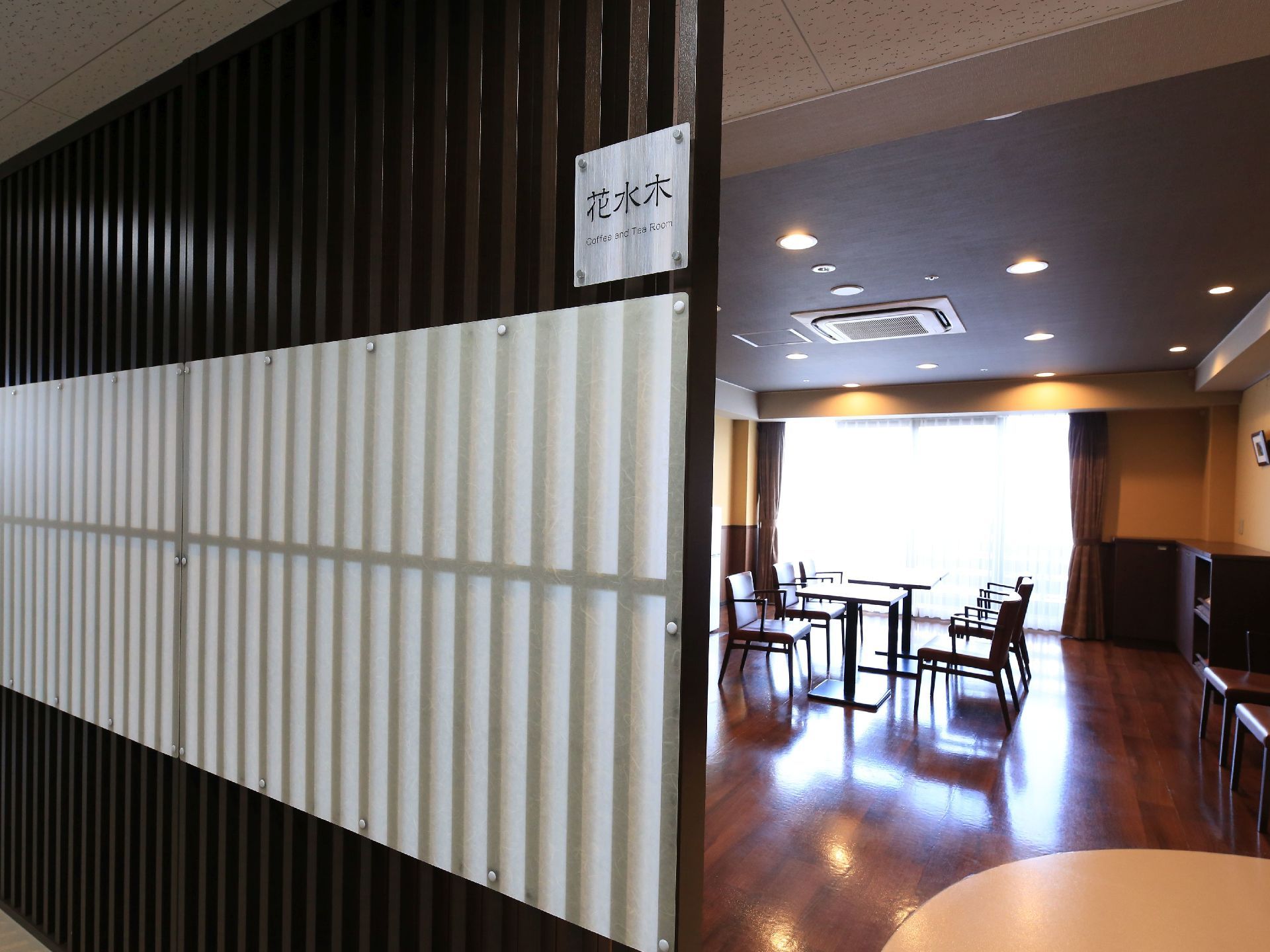 共有スペースの天井には複数のダウンライトを設置している。暖色系の光で入居者様の目に優しい空間にしている。