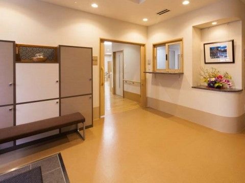 ハートライフ初生のエントランス。緊急時に備え、毎日スタッフが常駐しております。お気軽にお声をおかけください。