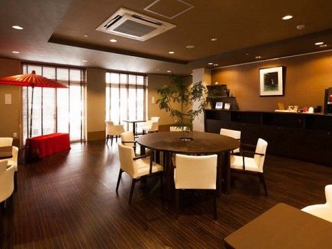 ハートライフ初生の喫茶コーナー。入居者様の交友・親睦を深めていただける環境が整っております。