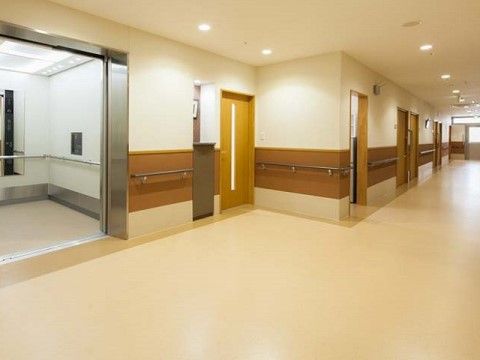 ハートライフ初生エレベーターホール。車いすでのご利用が楽にできる大きなエレベーターをご用意しております。