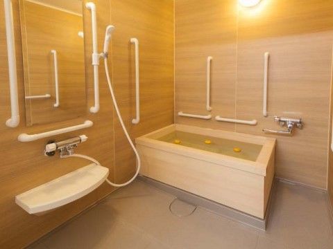 ハートライフ初生の浴室。転倒防止の手すりや専用床材を使用した、安心の浴室環境となっております。
