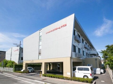 ハートライフ千代田の外観。大きな駐車場を完備しており、ご来訪時はお車でのお越しができます。