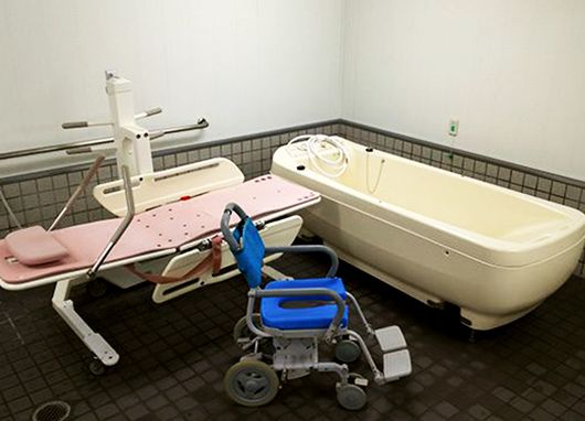 機械浴の設置されている浴室