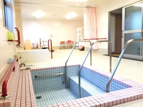サンホーム八女の浴室。大きな浴槽で手足を伸ばしてゆっくりとご入浴をお楽しみいただけます。