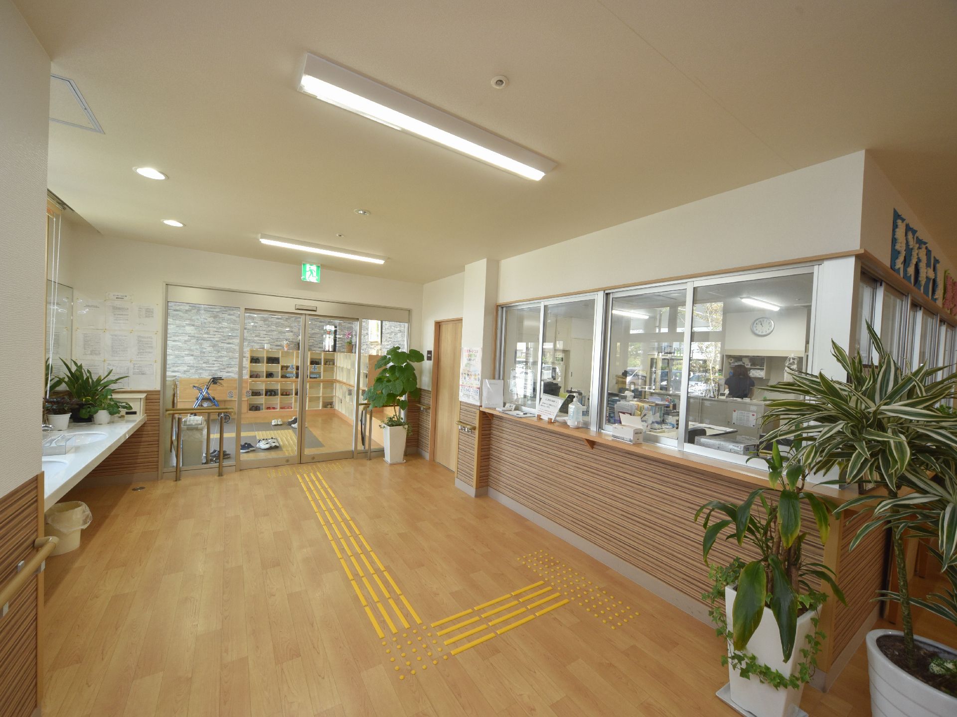 玄関は二重になっていて、一つ目の玄関を開けると点字ブロック、靴箱が置いてある。土間と上がり框は段差がないので、歩行が楽である。