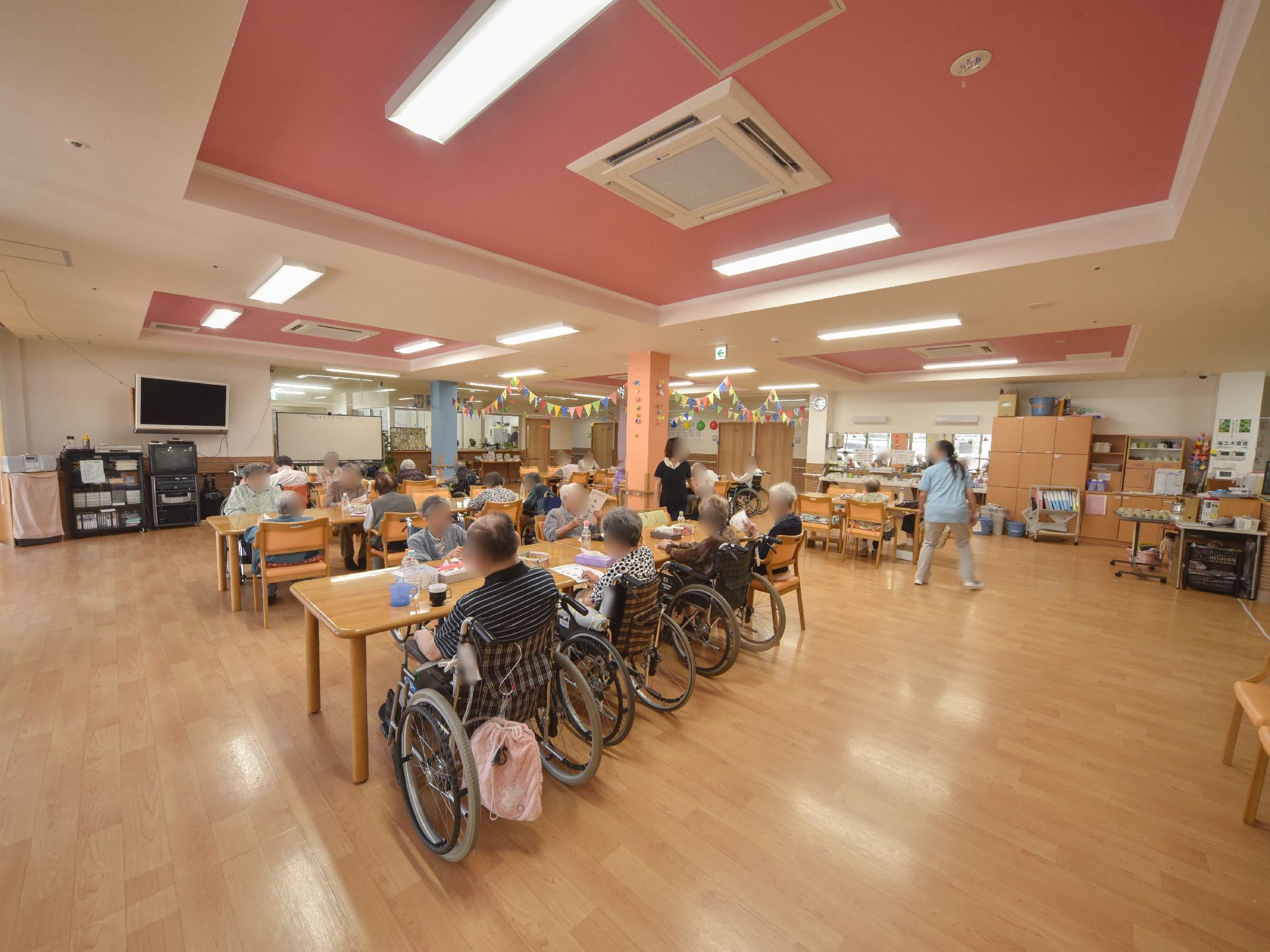 食堂と多目的室兼用の部屋。そのためカラオケなどが設置してある。大画面テレビが壁に取り付けてある。