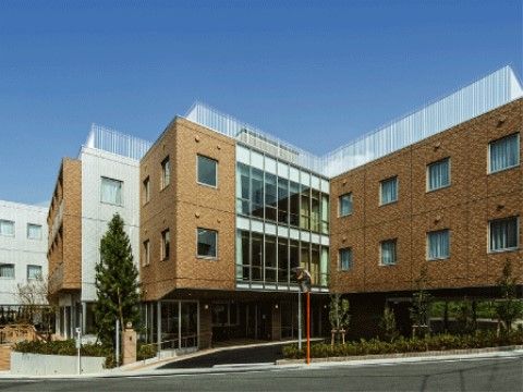 有料老人ホーム 緑の風の外観。大きな駐車場を完備しているので、ご来訪の際はお車でのお越しが可能です。