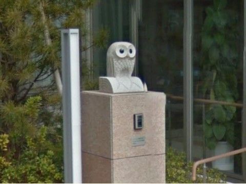 有料老人ホーム 緑の風のオーナメント。初めての方も親しみやすいフクロウの像がエントランスにございます。