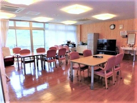 ケアポート梅美台のダイニング。日々多くの入居者様で大いに賑わう、楽しいお食事風景となっております。