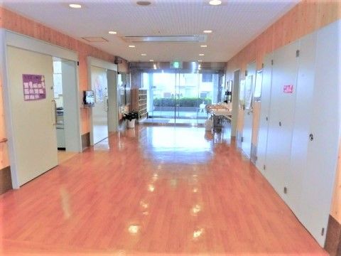 ケアポート梅美台の廊下。明るく見通しの良い廊下では、夜間一人でのご通行も楽におこなっていただけます。