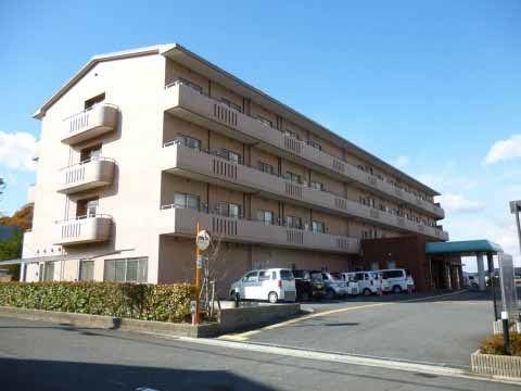 ケアポート梅美台の外観。大きな駐車場を完備しておりますので、ご来訪時はお車でのお越しができます。