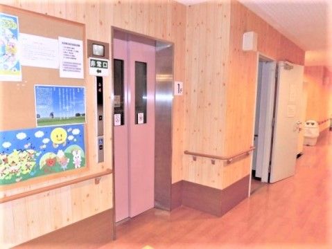 ケアポート梅美台のエレベーター。大きなエレベーターをご用意しております。定期的に点検・チェックをしているので、安心してご利用いただけます。