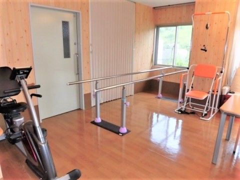 ケアポート梅美台のリハビリ室。一人一人に合わせたリハビリプログラムを作成しておりますので、毎日飽きずに、楽しく続けていただけます。