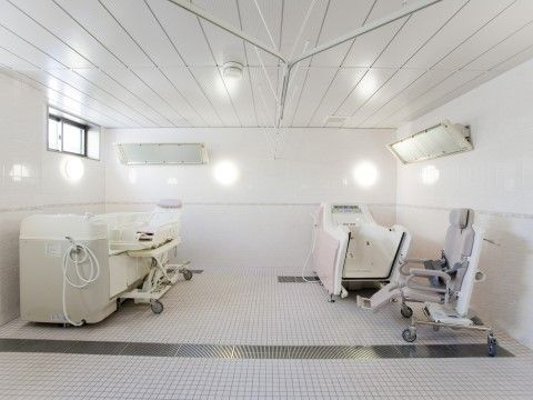ケアポート箱崎の機械浴室。充実した浴室環境がございます。快適なご入浴をお楽しみください。