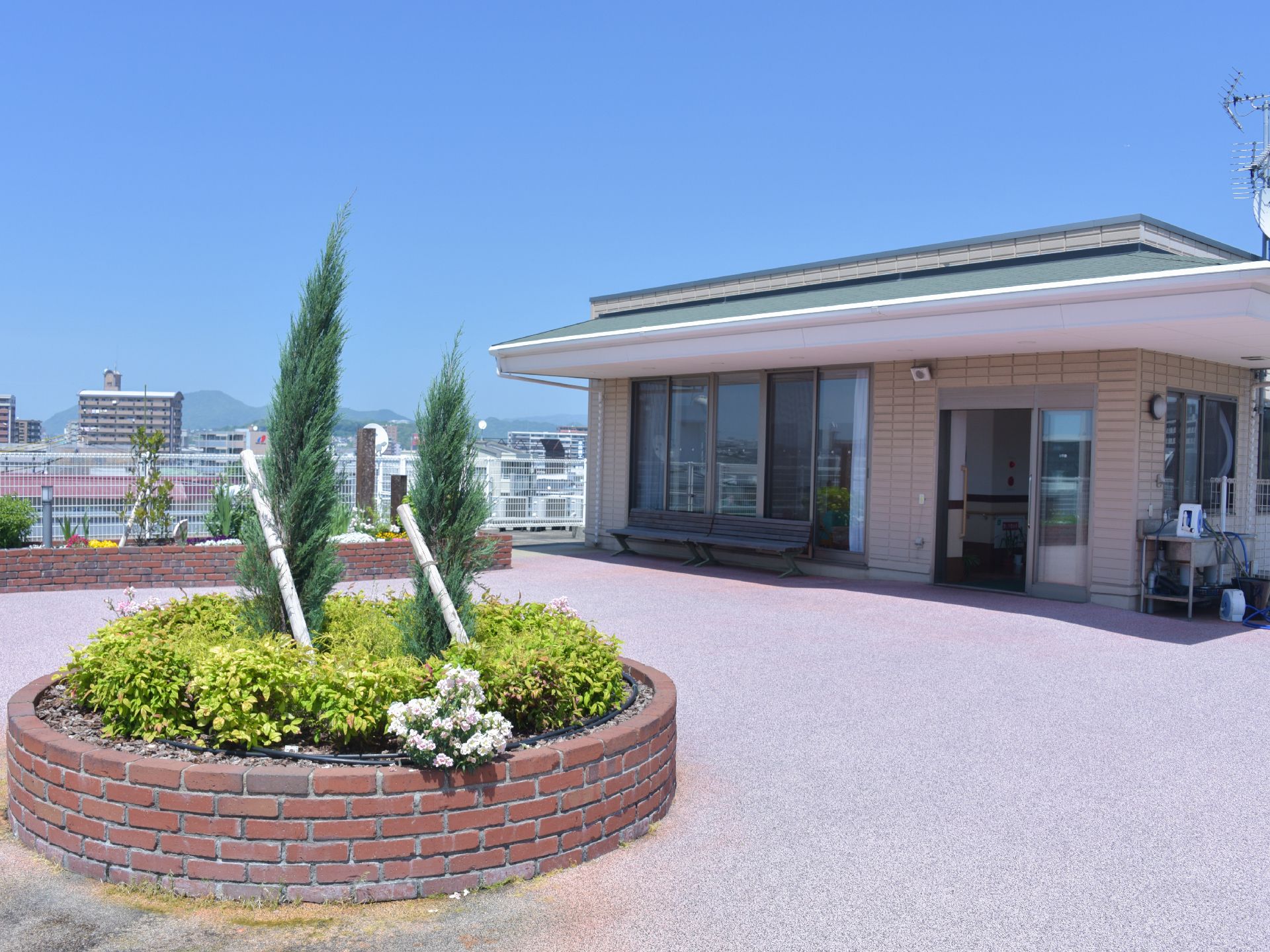 市内を一望できる屋上に庭園がある。趣味の園芸や家庭菜園など施設入居者に人気となっており、憩いの場となっている。