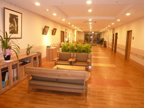 ケアポート箱崎のロビー。ソファーセットをご用意しているこちらでは、ご面会やお散歩の休憩など多目的にお使いいただけます。