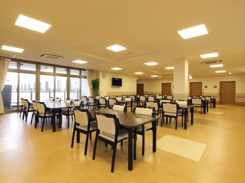 ケアポート箱崎のダイニング。日々のお食事だけでなく、イベントやレクリエーションもこちらで行っております。