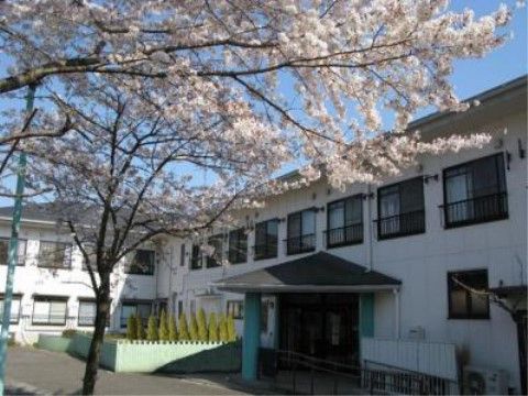 ケアポート八王子の外観。春には桜も眺める事ができる豊かな自然環境に恵まれた施設環境。